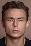 Актер Деннис Моен
